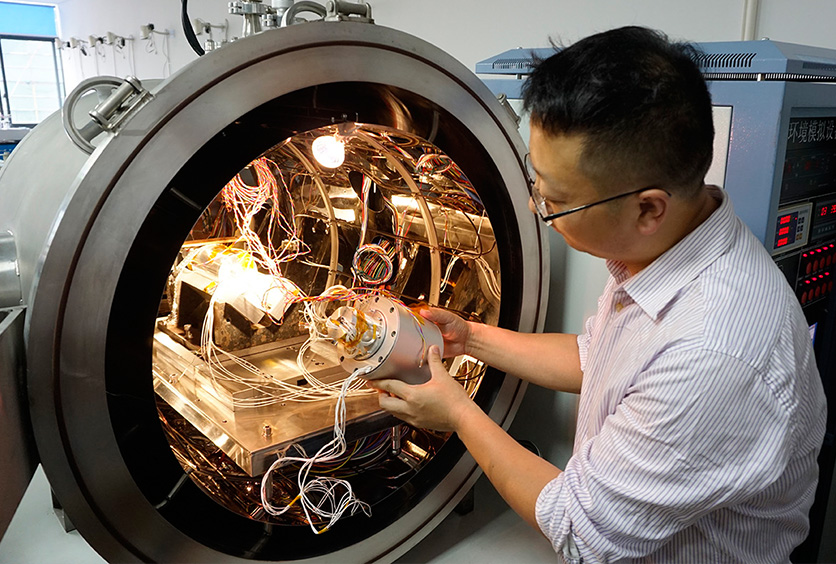 熱烈慶祝我司宇航級億轉導電滑環(huán)真空加速壽命試驗通過驗收